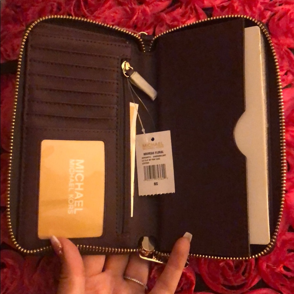 Michael Kors floral wristlet - Picture 2 of 3
